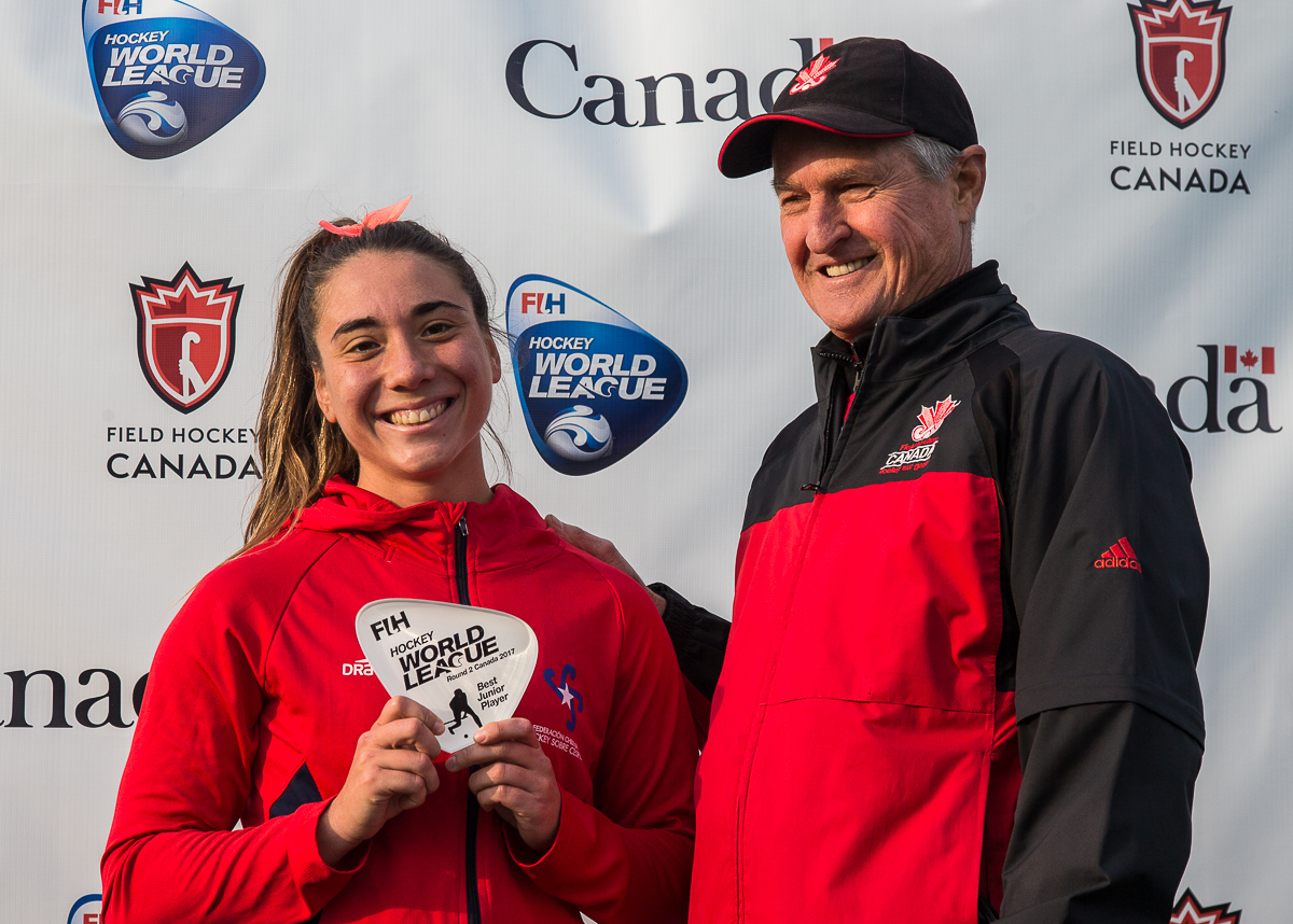 Ian Baggott, Presidente de Field Hockey Canada y antiguo miembro del West Vancouver FHC entrega el Premio de Mejor Jugadora Junior a Denise Krimerman (CHI)